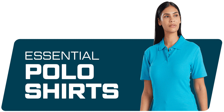 Eine Frau in einem blauen Polo-Shirt steht vor einem dunkelblauen Hintergrund. Links neben ihr befindet sich der Text "ESSENTIAL POLO SHIRTS" in weißen Großbuchstaben. Hinterlegt ist ein Link, der zu unseren Polo-Shirts führt.