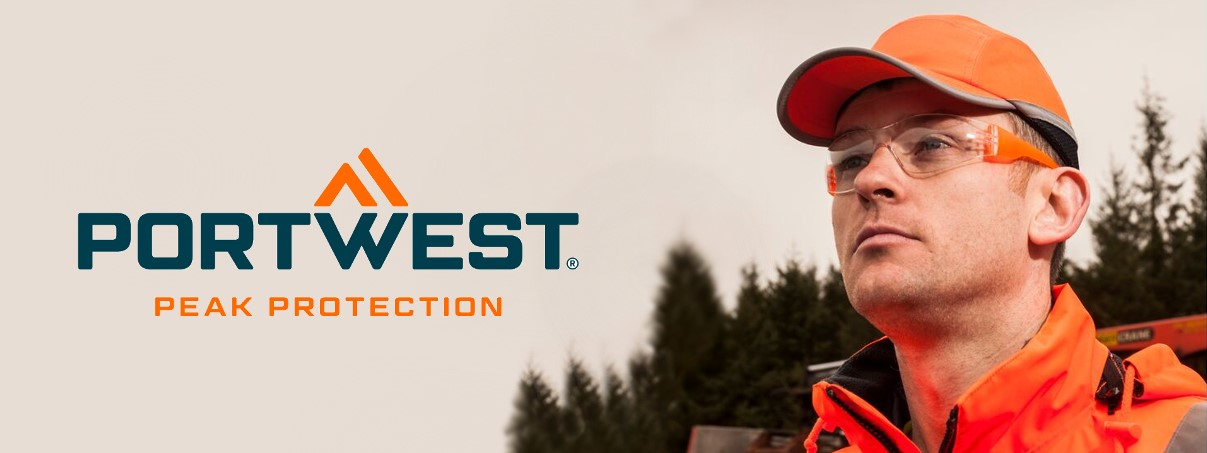 Ein Mann in orangefarbener Arbeitskleidung und einer orangefarbenen Anstoßkappe trägt eine Schutzbrille und schaut nach oben. Links von ihm befindet sich das Logo von "Portwest Peak Protection" vor einem hellen Hintergrund mit dunkelgrünen Bäumen im Hintergrund.