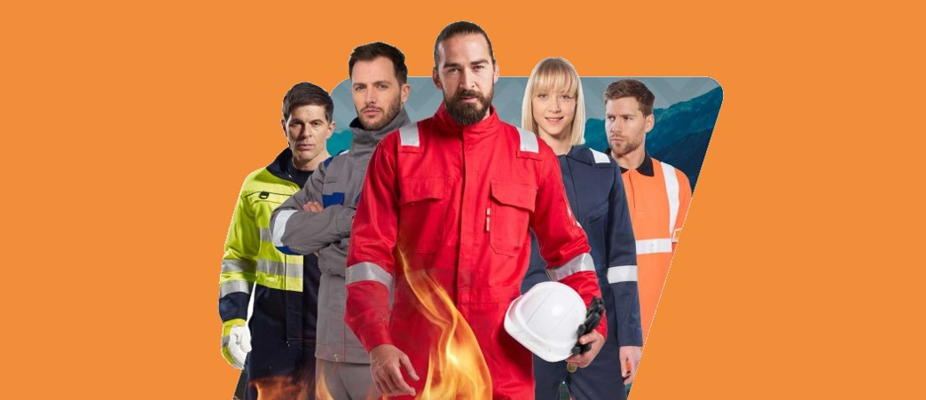 Fünf Arbeiter in flammhemmender Schutzkleidung. Im unteren Bildbereich sind Flammen zu sehen. Das Bild ist Orange hinterlegt.